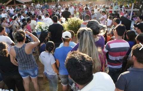Milhares acompanham enterro de  comerciante morto durante assalto 