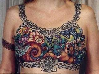 Quando a tatuagem esconde a mama retirada pelo câncer (Foto: Reprodução)