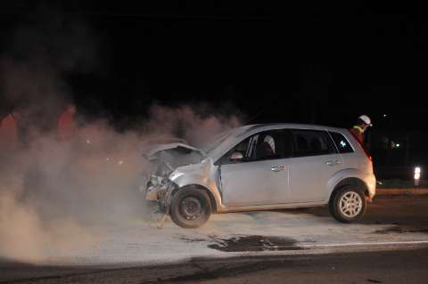 Acidente com dois ve&iacute;culos e caminh&atilde;o acaba em fogo e assusta na BR-163