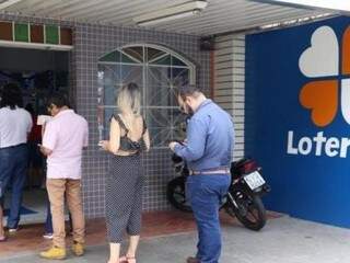 Clientes na fila de uma lotérica da Capital (Foto: Kisie Ainoã/Arquivo)