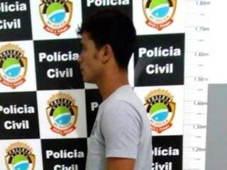 Acusado sendo apresentado na delegacia. (Foto: Diário Corumbaense) 