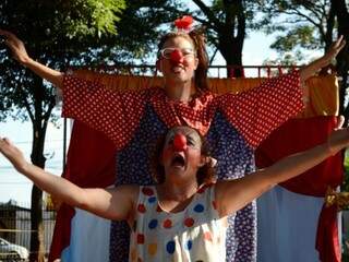 alhaças Maçaroca e Muriçoca apresentam suas peripécias em “Circo Las Muchachas”. 