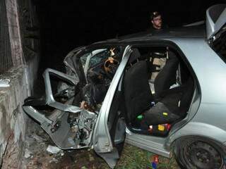 Carro da vítima ficou destruído (Foto: Alisson Silva / Edição de Notícias)