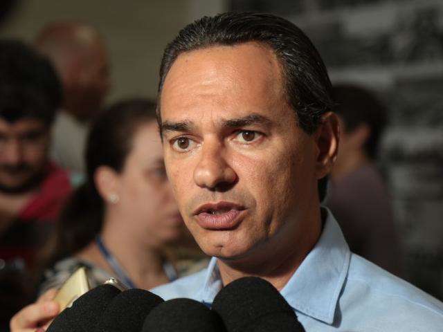 Prefeito aguarda folha de pagamento para quitar sal&aacute;rio de terceirizados