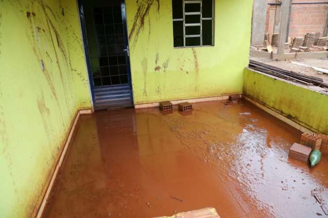  Por causa de alagamentos, morador deixa casa no Santa M&ocirc;nica 