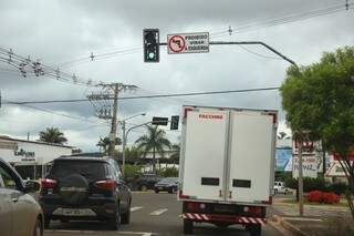 Placa alerta para conversão proibida na rua Ceará. (Foto: Fernando Antunes)