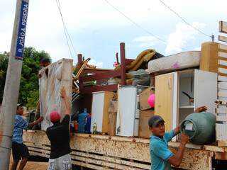 Ao menos 13 famílias estão no processo de mudança. Da área invadida para lotes legalizados. (Foto: Simão Nogueira)