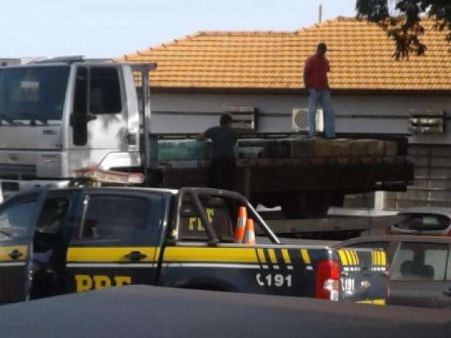 Caminh&atilde;o deixa traficante &ldquo;na m&atilde;o&rdquo; que abandona 3 toneladas de maconha