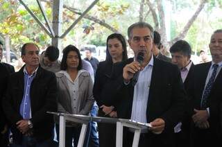 Governador fez a entrega e falou da situação dos municípios hoje. (Foto: Alcides Neto)