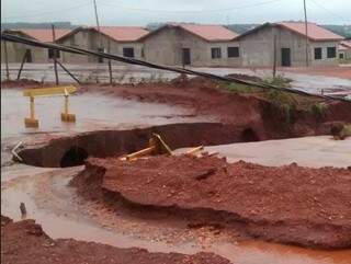 Em Naviraí, crateras foram abertas em algumas ruas sem asfalto. (Foto: reprodução/Facebook)