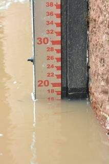 Régua marca aumento de 16 centímetros no nível do rio, na sexta-feira (1º). (Foto: Divulgação)