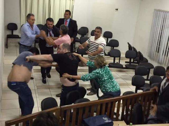 Filho de prefeito vai &agrave; sess&atilde;o na C&acirc;mara e agride participantes