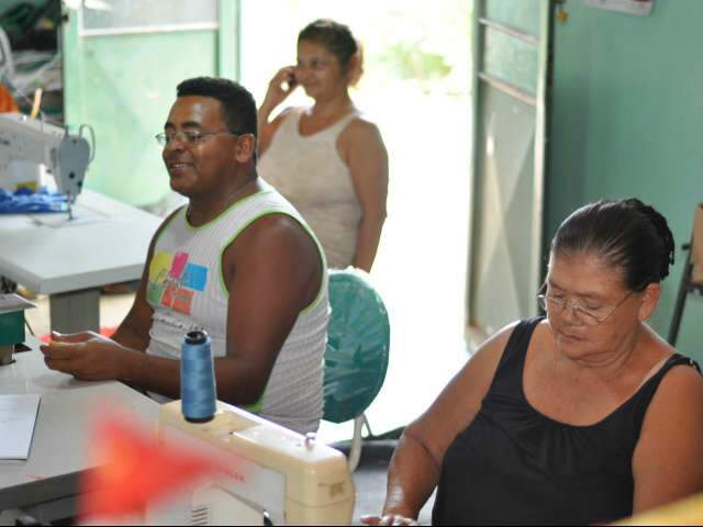 Maior bairro de Campo Grande sofre para turbinar escola de samba