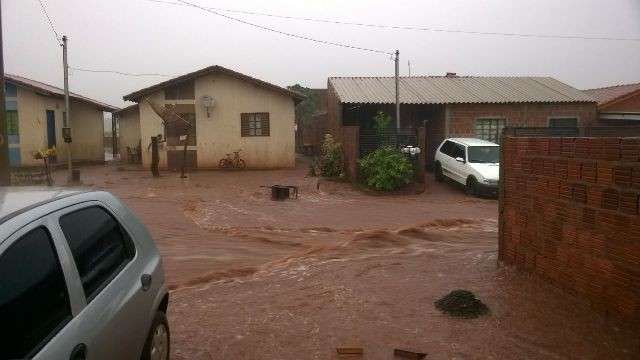 Lixo &eacute; levado pela correnteza e invade casas durante temporal em Ang&eacute;lica