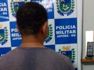 Suspeito em batalhão da Polícia Militar de Japorã (Foto: Assessoria/ PM)