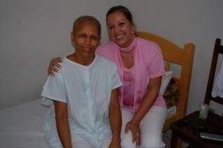 Paciente junto com a presidente da rede feminina de combate ao câncer, Rosângela Monteiro, em Campo Grande. (Fotos: Viviane Oliveira)