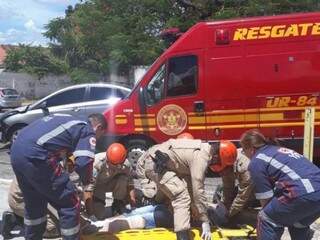 Equipe dos Bombeiros e Samu realizaram o resgate da vítima (Foto: Divulgação/CBM Corumbá)