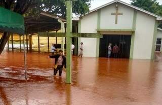 Vários pontos da cidade de Fátima do Sul ficaram alagados devido às chuvas. (Foto: Fátima Informa)
