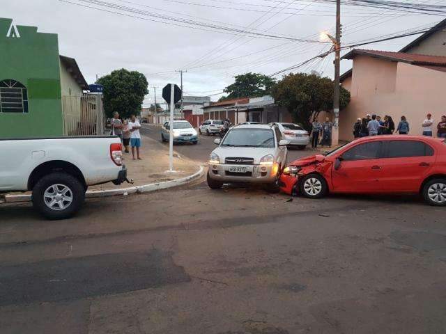 Condutora desrespeita pare e colide em outros dois ve&iacute;culos 