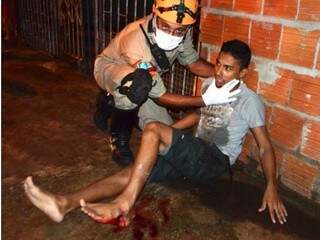 Jovem foi socorrido pelos bombeiros com diversos ferimentos. (Foto:  Angela Bezerra/Edição de Notícias)