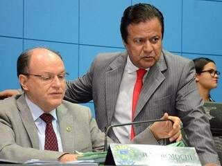 Deputados Junior Mochi (MDB) e Amarildo Cruz (PT) durante a sessão (Foto: Victor Chileno/ALMS)