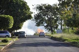 Incêndio nesta tarde na região dos bairros Cidade Jardim e Chácara Cachoeira II.