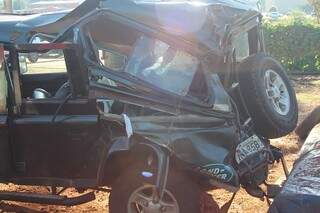 Após acidente carro fica parcialmente destruído e deixa três pessoas em estado grave (Foto: Jornal da Nova)