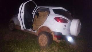 Maconha estava em EcoSport com placa da Capital; condutor tentou fugir, mas bateu carro (Foto: Divulgação/DOF)