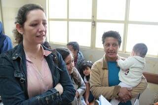 Mães esperam até três horas para vacinar filhos (Foto: Fernando Antunes)