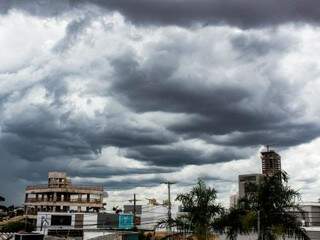 No Jardim dos Estados, nuvens carregadas anunciam chuva para a tarde desta segunda-feira (Foto: Kísie Ainoã)