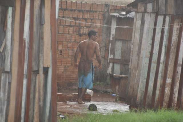 Homem entra em po&ccedil;o de 10 metros, n&atilde;o consegue sair e mobiliza bombeiros