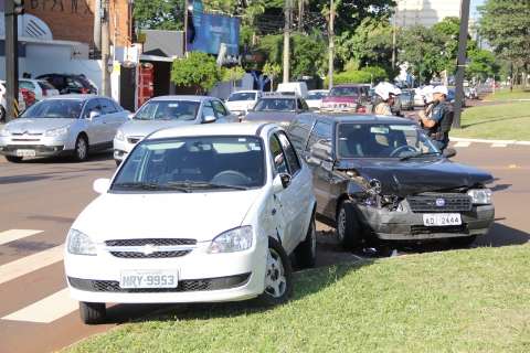Pane em semáforo vira "rotina" e causa outro acidente na Afonso Pena