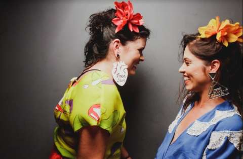 Com peças coloridas e que falam das mulheres, marca lança coleção de Carnaval