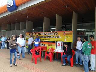 Bancários fazem protesto em Dourados. (Foto: Divulgação)