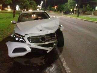 Carro envolvido no acidente ficou com a lateral da frente destruída (Foto: Direto das Ruas) 