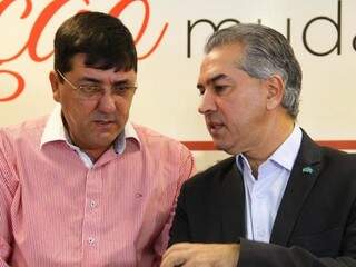 Botareli (esq.) e governador Reinaldo Azambuja assinam acordo que beneficia professores. (Foto:Marcos Ermínio)