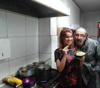 Kamila e Gil, proprietário do bar. (Foto: Divulgação)