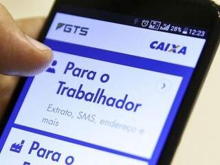 Trabalhador pode consultar o quando pode sacar por aplicativo de celular (Foto: Marcelo Camargo/Agência Brasil)