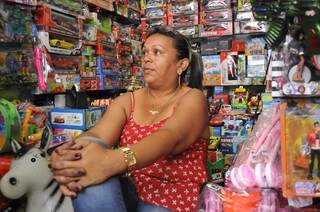 Cícera está otimista com as vendas e aposta nos brinquedos para vender mais. (Foto: Alcides Neto)