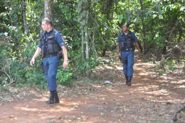 Ladr&otilde;es que roubaram e capotaram caminhonete ainda est&atilde;o foragidos
