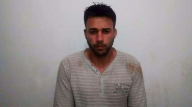 Homem &eacute; ferido nas n&aacute;degas ao jogar Amarok roubada em policiais