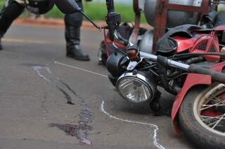 Motocicleta ficou danificada após a colisão. (Foto: Marlon Ganassin)