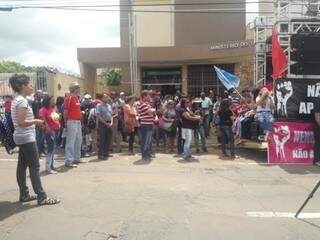 Manifestantes reunidos em frente ao Ministério do Trabalho (Foto: Izabela Sanchez)