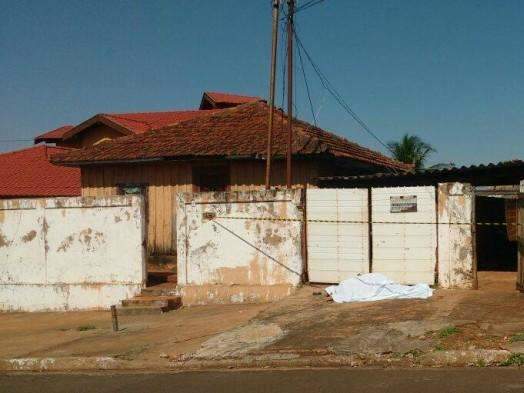Homem &eacute; executado com seis tiros em frente a casa onde morava 