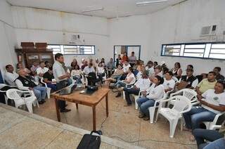 Agentes de saúde reunidos no CCZ de Dourados para discutir estratégia contra a febre chikungunya (Foto: Divulgação/A. Frota)
