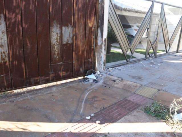 Carro bate em muro de resid&ecirc;ncia e condutor &eacute; preso por embriaguez