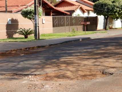 Prefeitura para serviço de tapa-buraco e espera R$ 5 milhões do governo
