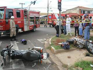 Uma das motocicletas foi parar na calçada (Foto: Divulgação Corpo de Bombeiros)