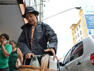Ana Cláudia apostou na chipa, pães de queijo, cafezinho e pingado. (Foto: Pedro Peralta)