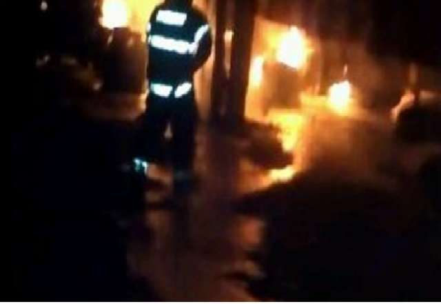 Fogo destr&oacute;i ve&iacute;culos estacionados em p&aacute;tio de transportadora